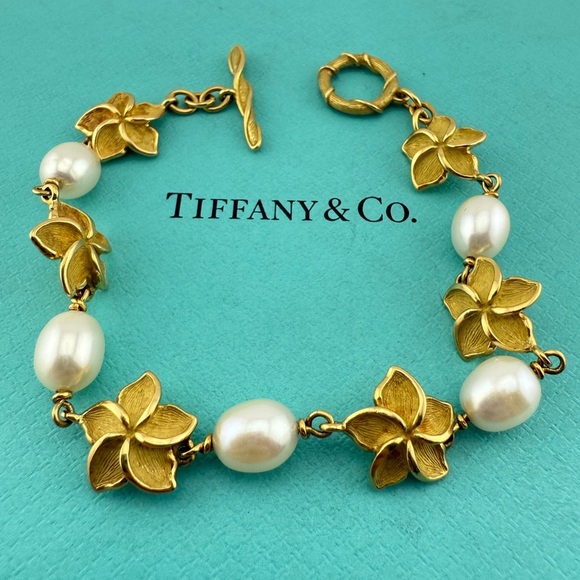 Tiffany & Co. Jewelry - RARE Vtg. Tiffany & Co. 18k Yellow Gold Pearl and Plumeria Bracelet 17g 🌸